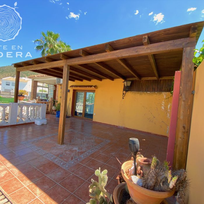 Porche de madera que complementa la fachada de tu casa con elegancia